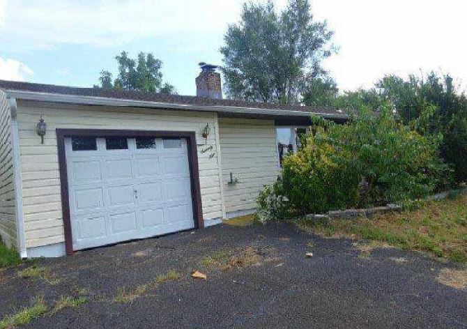 Crabtree Dr, Levittown, PA 19055