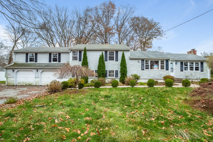 Woodbridge Manor Rd, Ansonia, CT 06401