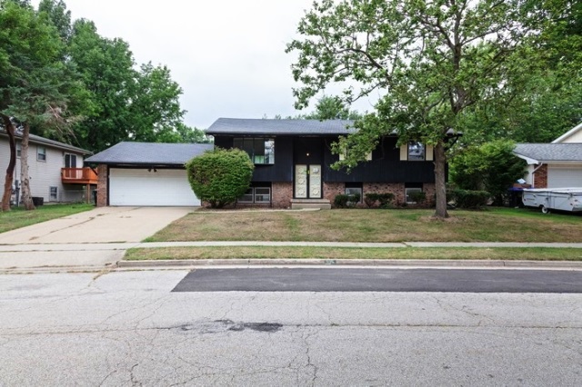 Bayberry Ct, Bloomington, IL 61704