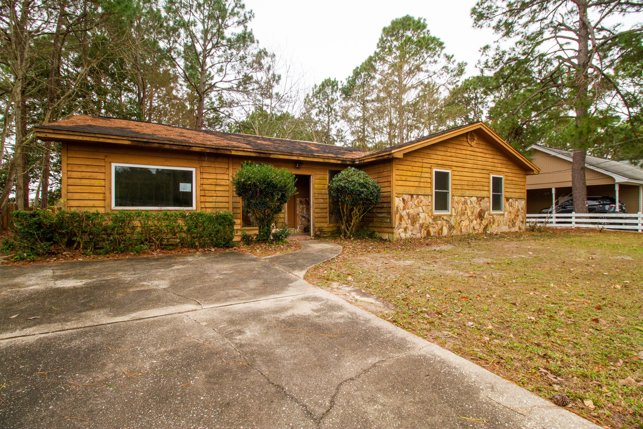 Pine St, Mary Esther, FL 32569