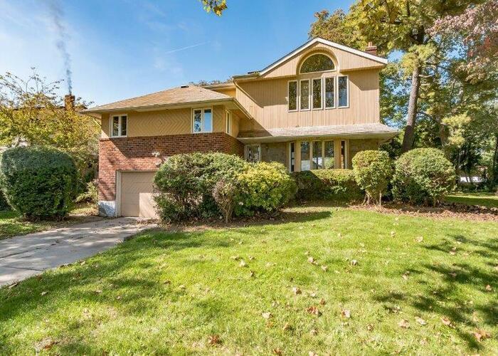 Sharon Ln, Westbury, NY 11590