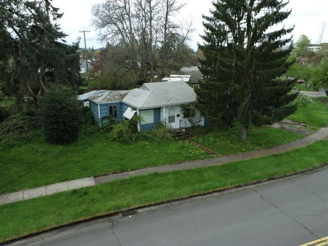 1879 G ST  , Springfield, OR 97477 