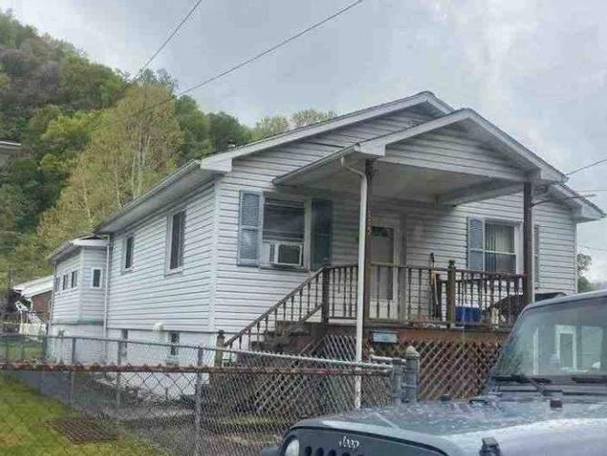 Riggs St, Montgomery, WV 25136