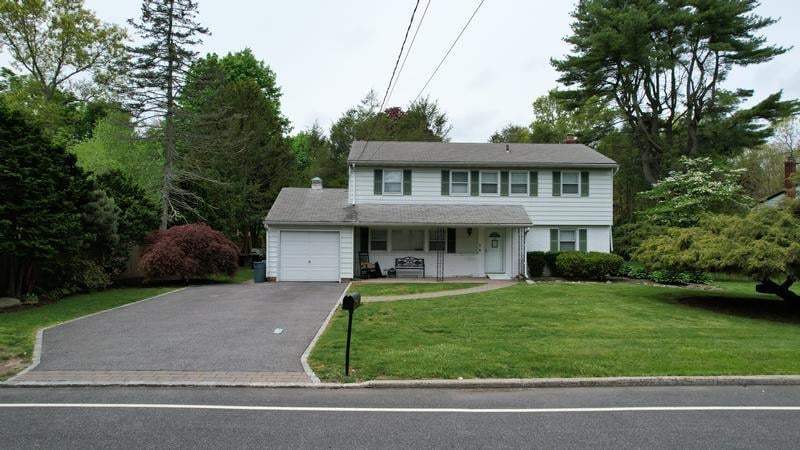 Dix Hills Rd, Huntington, NY 11743