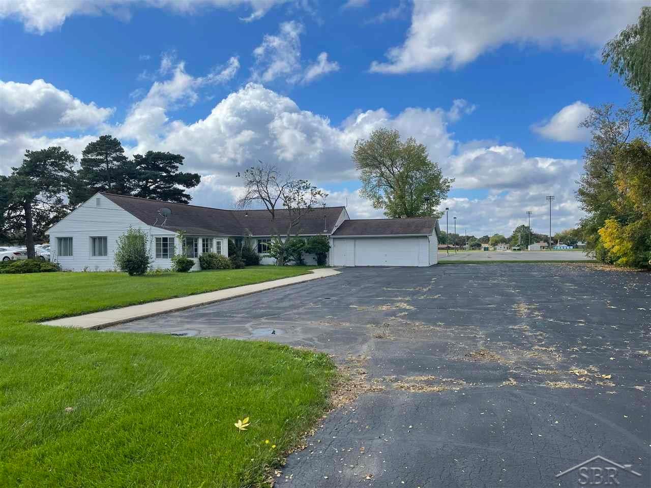 Center Rd, Saginaw, MI 48638