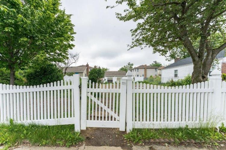 Evelyn Ave, Westbury, NY 11590