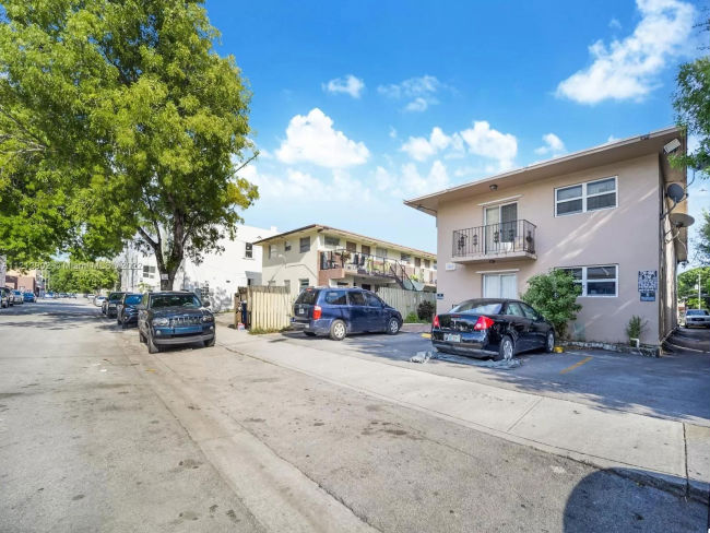 1040 SW 4th St  Apt 6 , Miami, FL 33130 