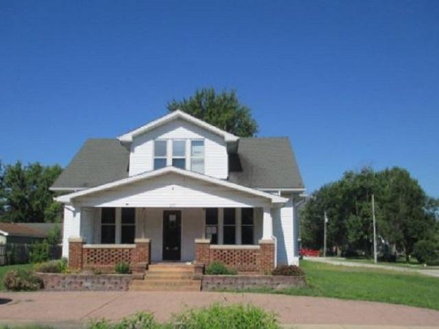 6th St, Girard, IL 62640