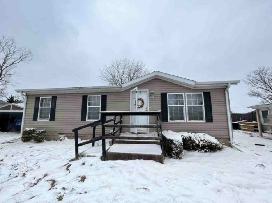Fountain Lake Dr, Greenfield, IN 46140