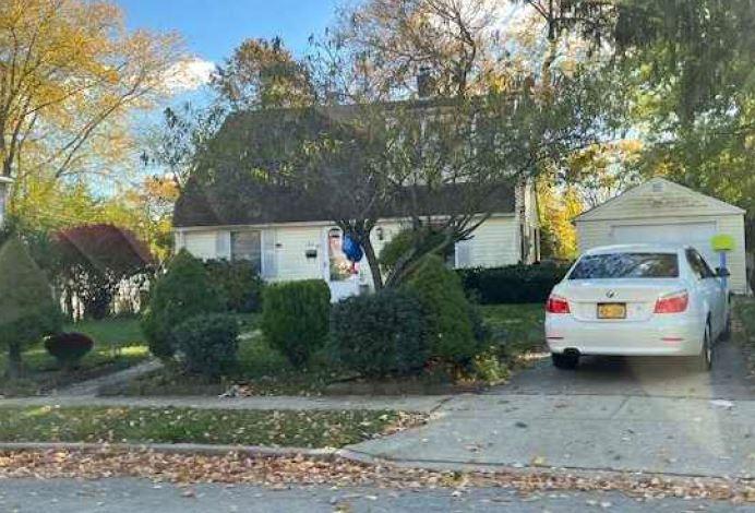 Old Oak Ln, Levittown, NY 11756 #1
