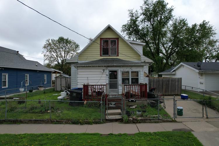Maple St, Des Moines, IA 50317