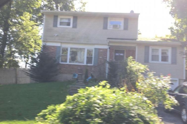 Gull Dr, Hauppauge, NY 11788