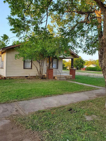 908 W Live Oak St  , Coleman, TX 76834 
