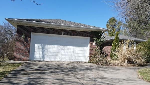 3 CHESTNUT DR  , Blue Grass, IA 52726 