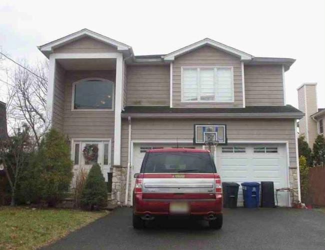 15 LAUREL AVE  , Dumont, NJ 07628 