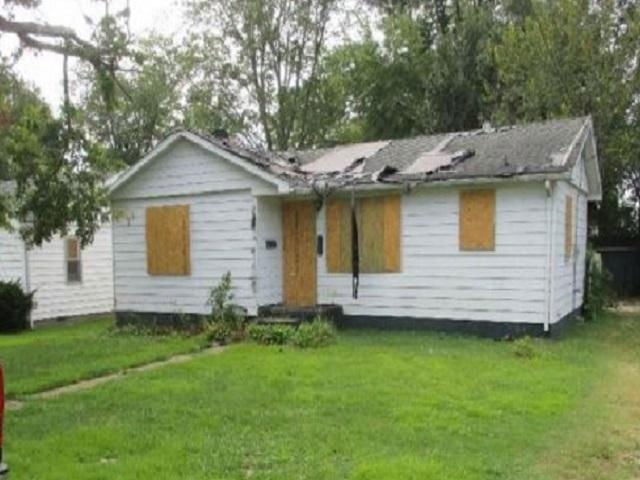 120 YOUNG DR  , Fairfield, IL 62837 