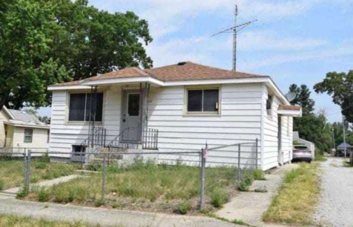 303 E LAKE ST  , Knox, IN 46534 