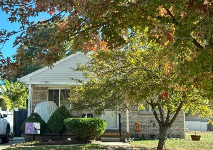 Vinita St, Clinton Township, MI 48035