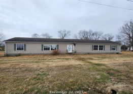 Mobile Home 3BR 2BA - 203 N MONROE ST, Parkersburg, IL