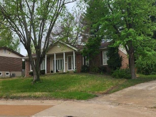 Barcelona Dr, Florissant, MO 63033