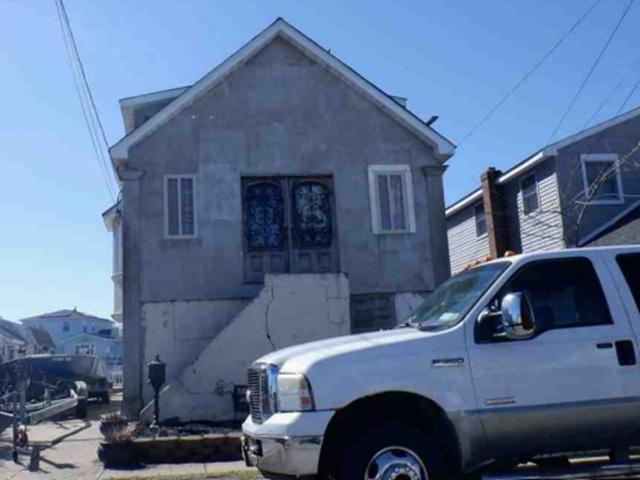 9th St, Lindenhurst, NY 11757
