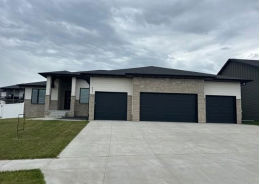 Single Family 3BR 2BA - 911 N 107TH ST, Lincoln, NE