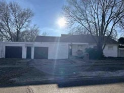 Single Family 3BR 2BA - 101 W AVENUE J, Muleshoe, TX