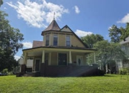 Single Family 3BR 2BA - 2001 1ST AVE, Perry, IA