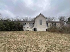 Single Family 4BR 3BA - 400 W WINDSOR CIR, Bowling Green, KY