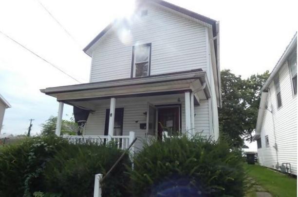 8th St, Coshocton, OH 43812